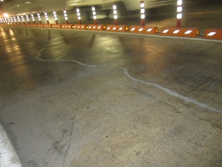 Hàng chục vết nứt được ghi nhận trên mặt hầm vượt sông Sài Gòn trong sáng ngày 21/12