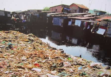 Và
rác rếnh dưới chân cầu