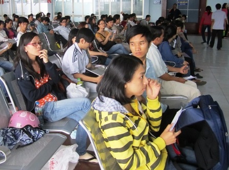 Mệt mỏi chờ lấy vé