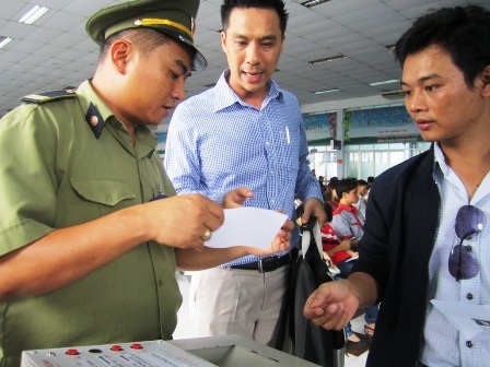 Do hành khách không nắm rõ thông tin, nhân viên nhà ga phải mệt mỏi hướng dẫn cho từng người