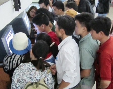 Hành khách xếp hàng chờ đợi để đặt chỗ trên mạng vé tàu