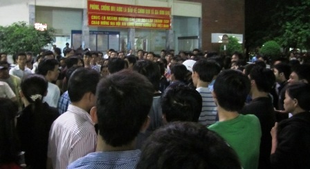 Chen chúc vào khi ga vừa mở cửa