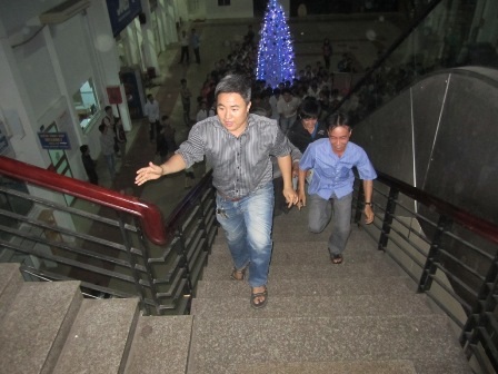 Hàng trăm người lao lên tìm vị trí khi khu vực bán vé Tết vừa mở