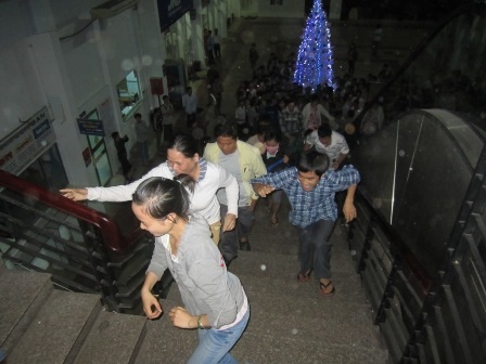 Hàng trăm người lao lên tìm vị trí khi khu vực bán vé Tết vừa mở