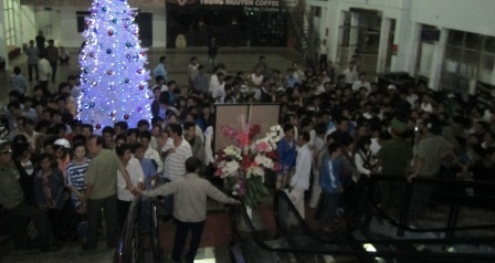 Lực lượng bảo vệ nhà ga phải vất vả giữ trật tự