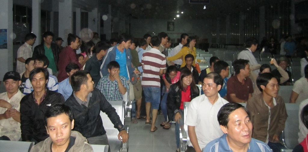 Chen chúc nhau để có 1 chỗ ngồi