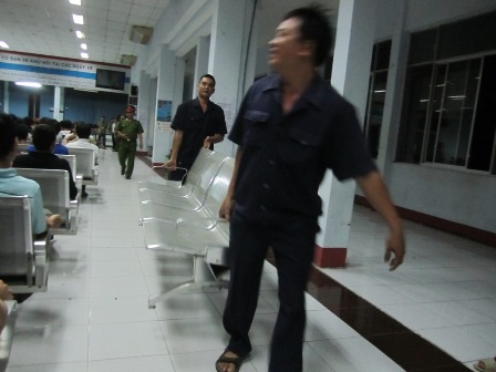 Nhà ga phải bố trí thêm ghế trong sảnh chờ vì lượng khách quá đông