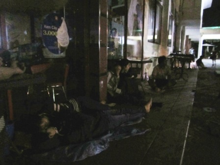 Chực chờ ngay cửa chính nhà ga