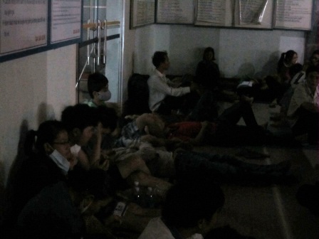 Chực chờ ngay cửa chính nhà ga