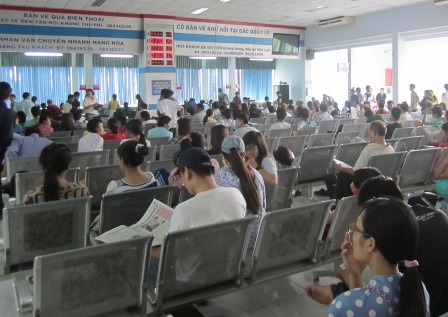 Trong ngày 21/12, tình trạng vật vã xếp hàng chờ mua vé đã không còn, khuôn viên ga khá vắng