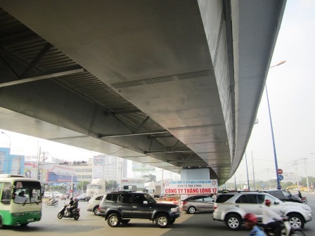 Dòng xe lưu thông dưới gầm cầu vượt