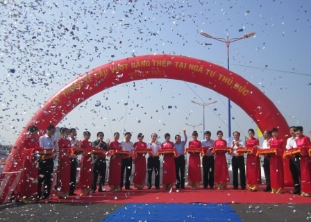 Lãnh đạo Trung ương và thành phố cắt băng khánh thành tại cầu vượt Thủ Đức