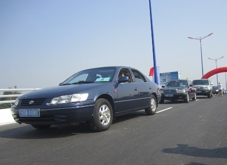 Những chiếc xe đầu tiên đi qua cầu vượt Thủ Đức