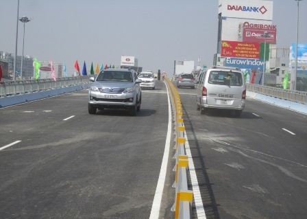 Những chiếc xe đầu tiên qua cầu vượt Hàng Xanh