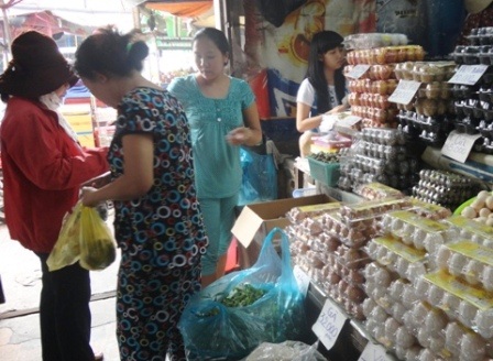 Giá trứng đã giảm, người mua quay trở lại với chợ lẻ