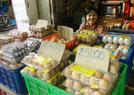 Giá trứng một số sạp đã giảm tương đương giá bình ổn trong siêu thị