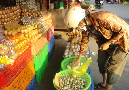 Khách mua trứng đã quay trở lại với chợ lẻ, nhưng chưa nhiều