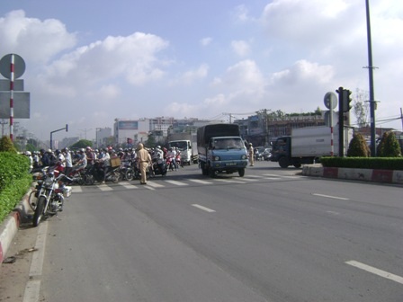 Trên đường Trường Chinh, làn xe 2 – 3 bánh luôn ùn ứ, trong khi đó thì làn xe ô tô vắng ngắt