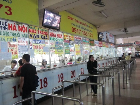 Khu vực bán vé ủy thác của bến xe thì vắng vẻ