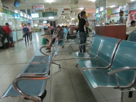 Bến xe vắng vẻ