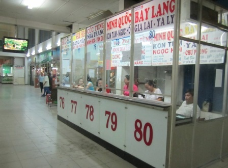 Các quầy bán vé xe thương hiệu cũng không có khách