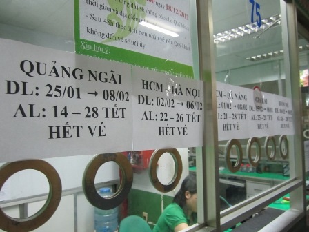 Các hãng xe thương hiệu đều dán kín bảng thông báo hết vé Tết