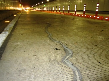 Những vết rạn nứt ngoằn nghèo xuất hiện trong tháng 12/2012