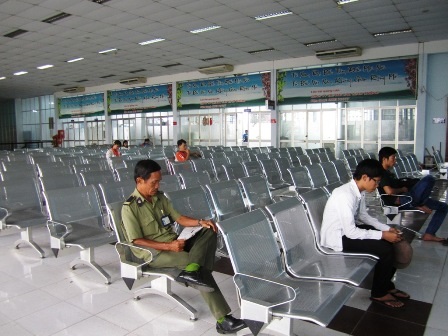 Trong ngày 5/1, khu bán vé tàu Tết không khi nào có hơn 10 khách chờ