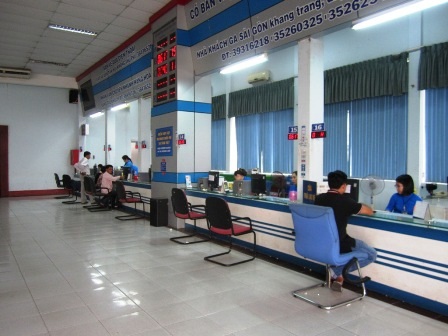 Dù chỉ mở 4 quầy bán vé nhưng nhân viên vẫn rất thảnh thơi