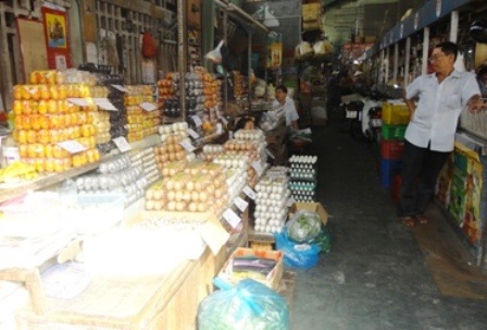 Trứng bán lẻ tại các chợ vẫn chưa giảm theo giá bán sỉ