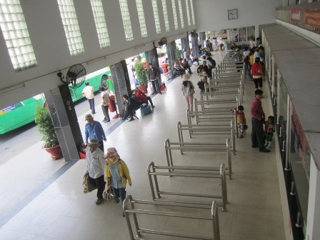 Buổi sáng ngày đầu tiên bán vé xe tết, cả bến xe chỉ bán được 3 vé