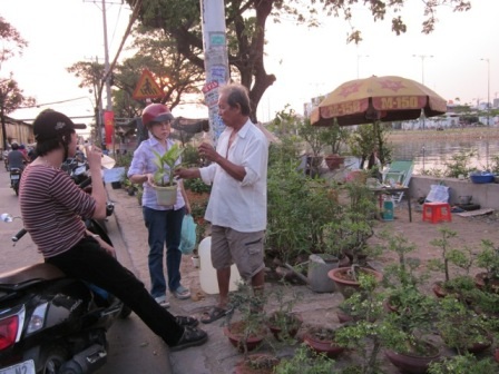 Trên bờ không khí bán mua đã khá nhộn nhịp