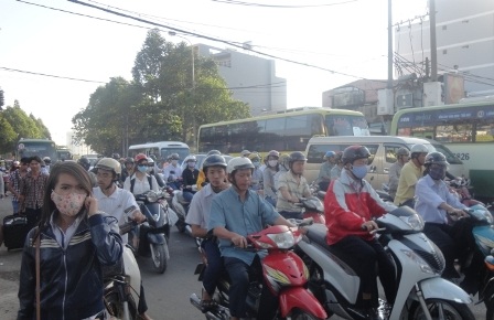TPHCM: Khách về thành phố muộn, bến xe ùn ứ nặng - 2 Cảnh ùn ứ cục bộ ở đoạn đường Đinh Bộ Lĩnh trước cổng bến xe Miền Đông