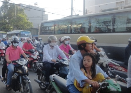 TPHCM: Khách về thành phố muộn, bến xe ùn ứ nặng - 4 Bãi trả khách của bến xe Miền Đông sáng nay lúc nào cũng chen chúc người và xe