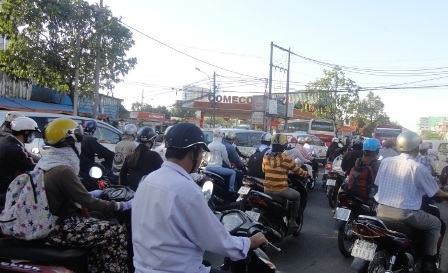 TPHCM: Khách về thành phố muộn, bến xe ùn ứ nặng - 5 Ùn ứ kéo dài từ cầu Bình Triệu đến bến xe Miền Đông