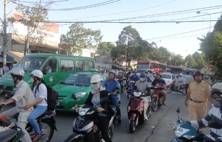 TPHCM: Khách về thành phố muộn, bến xe ùn ứ nặng - 6 Đến 7h lực lượng CSGT đã có mặt để điều tiết giao thông