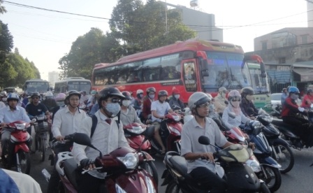 TPHCM: Khách về thành phố muộn, bến xe ùn ứ nặng - 8 Chừng 30 phút sau, giao thông đã tạm ổn nhưng phương tiện vẫn phải di chuyển với tốc độ chậm