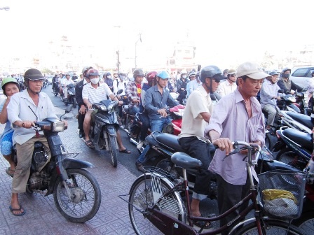 Nhiều xe chạy lên cả vỉa hè mong thoát khỏi điểm ùn tắc