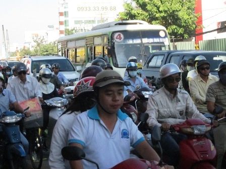 Mệt mỏi chịu đựng cảnh kẹt xe ngay ngày đầu năm mới.