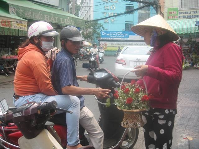 Hoa ngập phố, spa "hốt bạc" trong ngày của chị em - 2 Cứ đến dịp 8/3 là hoa lại tăng giá