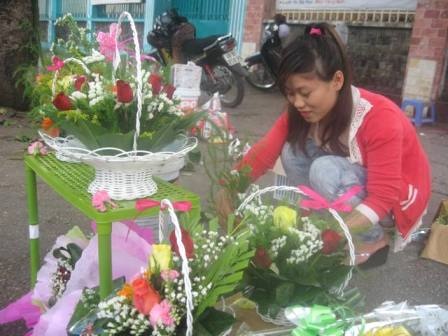 Hoa ngập phố, spa "hốt bạc" trong ngày của chị em - 3 Cứ đến dịp 8/3 là hoa lại tăng giá