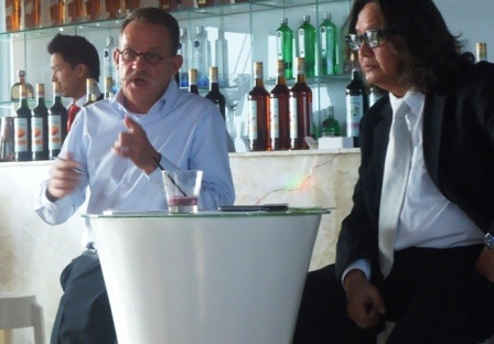 Ông Neils Østerberg (trái) đánh giá rất cao về triển vọng của nền kinh tế Việt