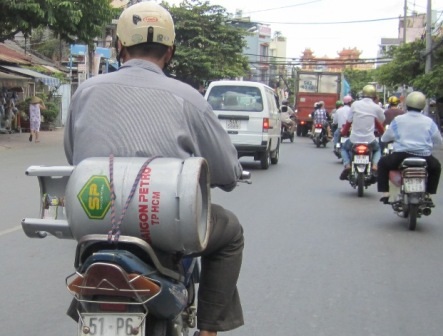 Giá gas bán lẻ đến tay người tiêu dùng từ ngày 1/4 giảm đến 24.000 đồng/bình 12kg