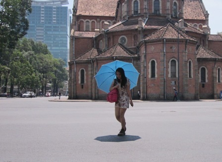 Dưới cái nắng quay quắt, người Sài Gòn đang tìm mọi cách chống nóng