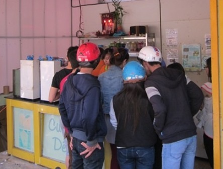 Tấp nập người mua tại một của hàng bàn trà sữa gần hồ con Rùa