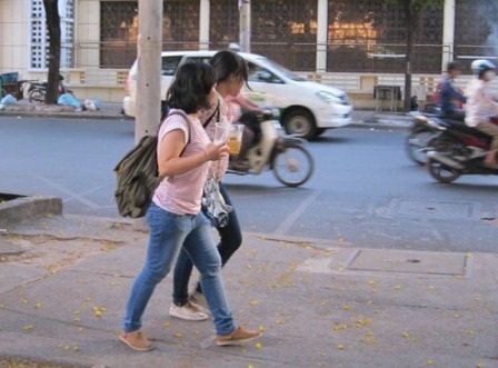 Trước cái nóng gay gắt, ai ra đường cũng thủ sẵn ly nước trên tay