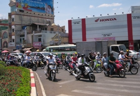 Dù nắng nóng nhưng vẫn phải ra đường