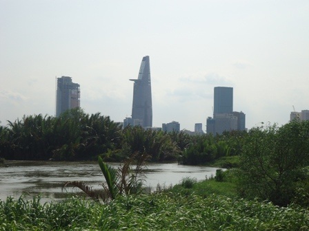 Bên kia sông là quận 1 phồn hoa