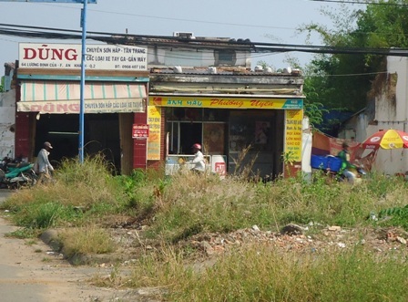 Chỉ còn lác đác vài hộ chưa thỏa thuận đền bù xong còn bám trụ lại khu đô thị mới hoang vắng này