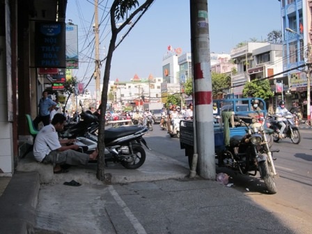 Trong khi chờ khách, chủ xe thoải mái đậu xe ngay dưới lòng đường